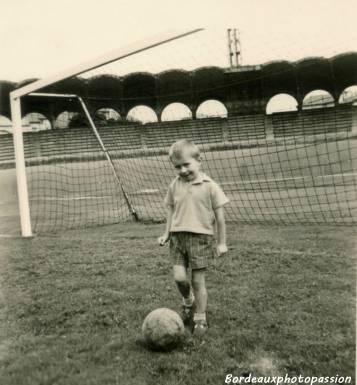 Passionné de football, le jeune Charles s'entrainait sur la pelouse du  stade qu'il avait  pour lui tout seul !